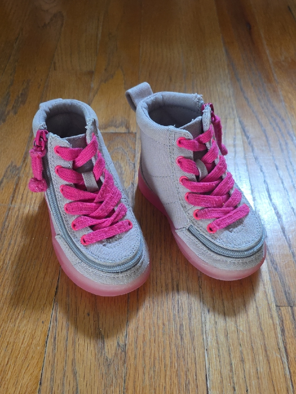 BILLY Classic Lace High Tops Size 6M...Like New!